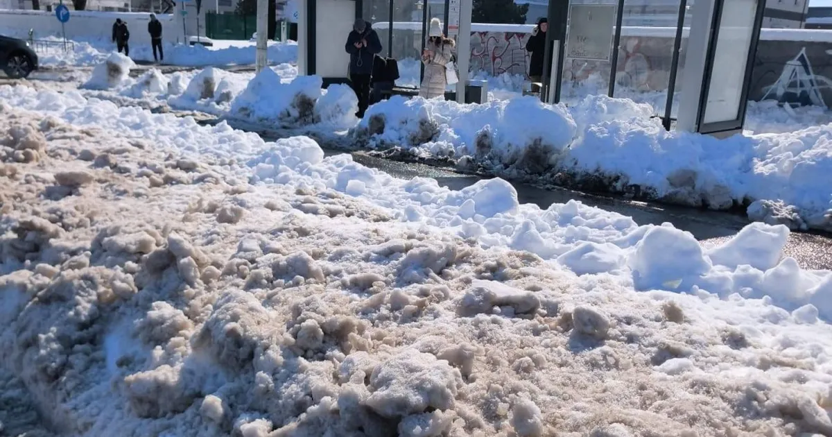 Amenzi de 425.000 lei pentru operatorii de salubrizare din București, după deszăpezire ineficientă.