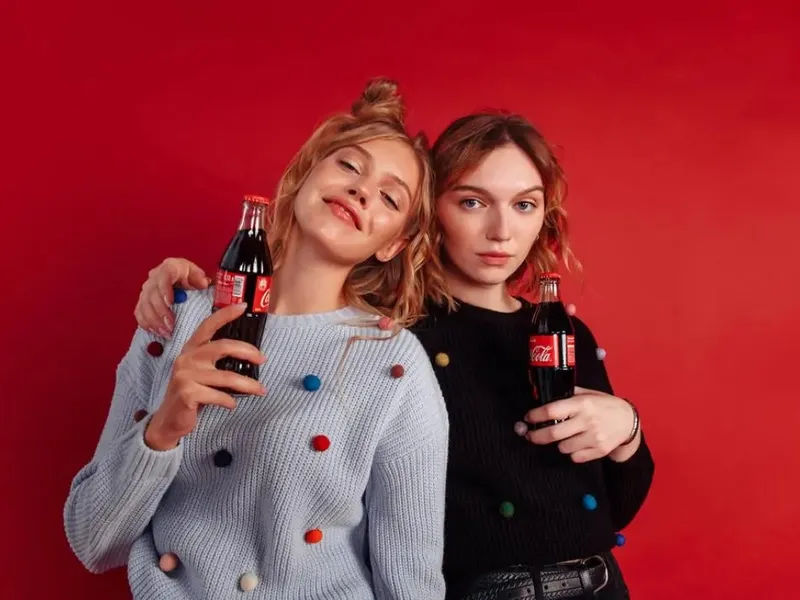 Femei care consumă Coca-cola / Profimedia Images (imagine cu rol ilustrativ)
