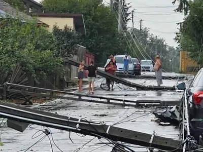 Furtuna de aseară a făcut prăpăd în Giurgiu. Acoperișuri smulse, mașini avariate și copaci căzuți - Foto: Facebook/Meteoplus