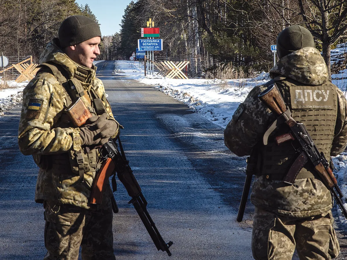 Grănicerii ucraineni stau de veghe la frontiera cu Belarus, care pare pustie Foto: Getty Images