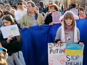 Sute de români și ucraineni protestează în fața Ambasadei Rusiei la București - Foto: captură Facebook