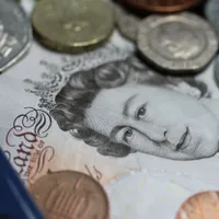 Autorii reclamelor înşelătoare „cumpăraţi acum, plătiţi mai târziu” riscă 2 ani de pușcărie în UK. / Foto: Profimedia