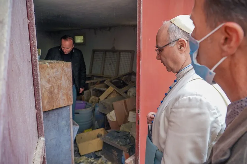 Descoperire macabră &icirc;n timpul evacuării abatelui Fejes Rudolf Anzelm din spațiile folosite &icirc;n clădirea Colegiului Național &bdquo;Mihai Eminescu&rdquo; din Oradea Foto: ebihoreanul.ro