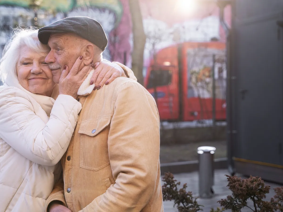 Pensionari la plimbare - Foto: Freepik