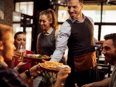 Românii merg de patru ori mai rar la restaurant, din cauza scumpirilor. Ce comandă de obicei? - Foto: Freepik (Imagine cu rol ilustrativ)