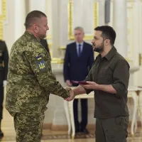 Comandantul Armatei Ucrainei neagă ce au afirmat anterior apropiaţii lui Zelenski - Foto: Profimedia Images