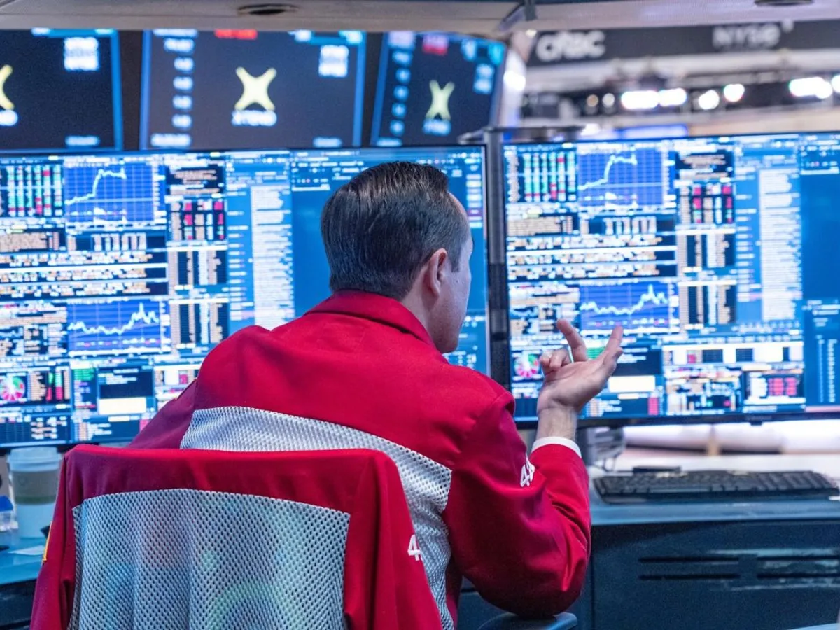 Trader urmărind evoluţiile indicilor bursieri la New York Stock Exchange - Foto: Profimedia Images