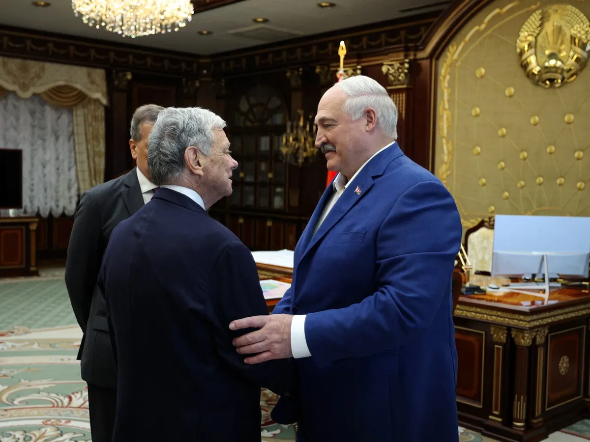Președintele Belarus, Aleksandr Lukașenko, și John Coale, adjunct al emisarului special al lui Trump - Foto: Profimedia Images