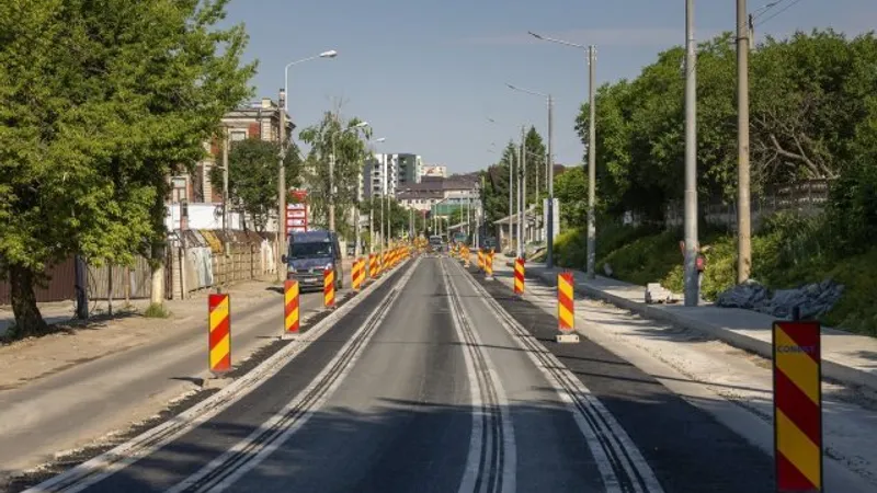Lista trotuarelor din oraș pe care abia poți merge. Cum le poate face Primăria circulabile?/FOTO: ziaruldeiasi.ro