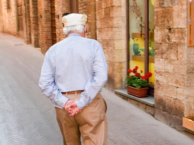 Ce spun psihologii despre stilul de mers al pensionarilor, cu mâinile la spate. 3 trăsături comune - Foto: Profimedia images