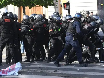 VIDEO Violențe la Paris de 1 mai. Poliția a intervenit în forță. Magazine vandalizate / Twitter /news.ro