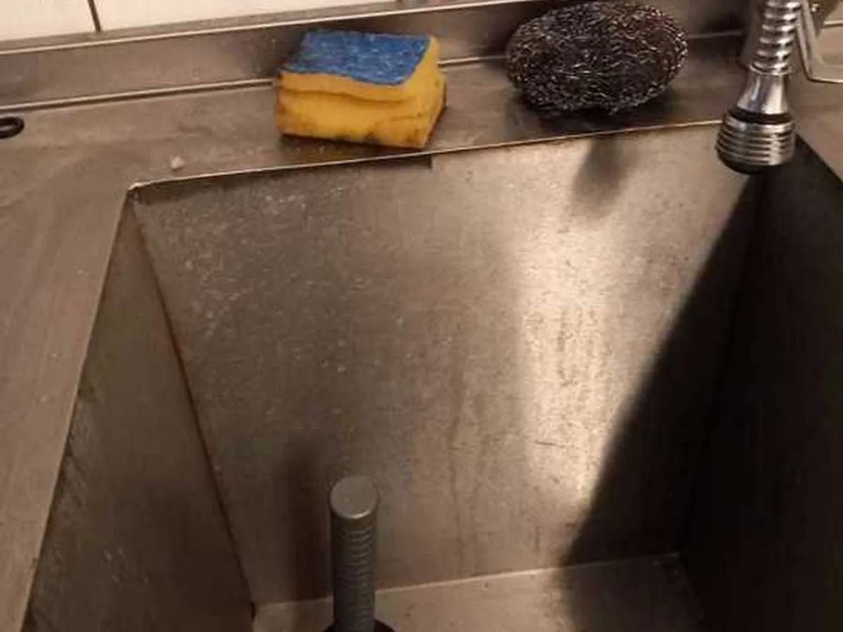 Mizerie și alimente expirate, la o cunoscută tavernă din București. A fost închisă de ANPC - Foto: ANCP
