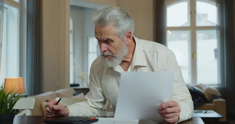 Pensionar supărat la pensie - Foto: Freepik