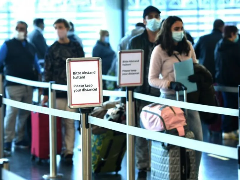 Români pe aeroporturile lumii/FOTO: ziaruldeiasi.ro