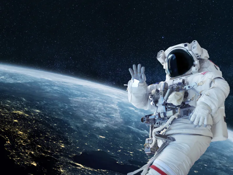 O femeie de 80 de ani a rămas fără 6.000 euro după ce un astronaut a abordat-o din spațiu - Foto: Arhiva