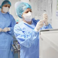 Asistentă pregătind un vaccin anti-COVID/FOTO: MApN
