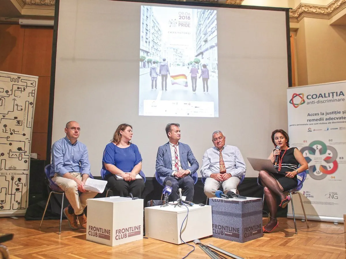 Adrian Coman (centru), alături de tatăl său și de Romanița Iordache, după ce CJUE i-a dat câștig de cauză. În fotografie mai apar activistul Florin Buhuceanu și avocata Iustina Ionescu