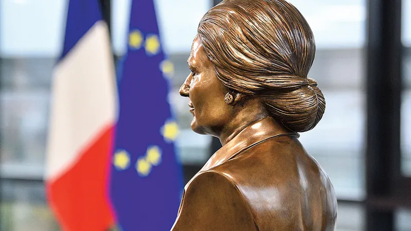Simone Veil, aleasă în Franța, supraviețuitoare a Holocaustului, a fost primul președinte al Parlamentului European ales direct de către cetățeni - Foto: Profimedia Images