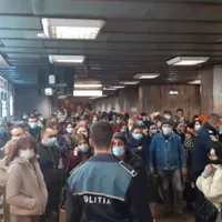Polițiștii au restricționat accesul în stația Dristor, din cauza aglomerației, luni, după ce s-a stricat o șină. Sursa foto: Digi 24