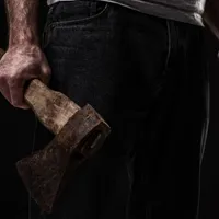 Nervos că nu îi funcționa internetul, un bărbat a luat toporul și a tăiat toate cablurile din bloc - Foto: Arhiva / imagine cu caracter ilustrativ