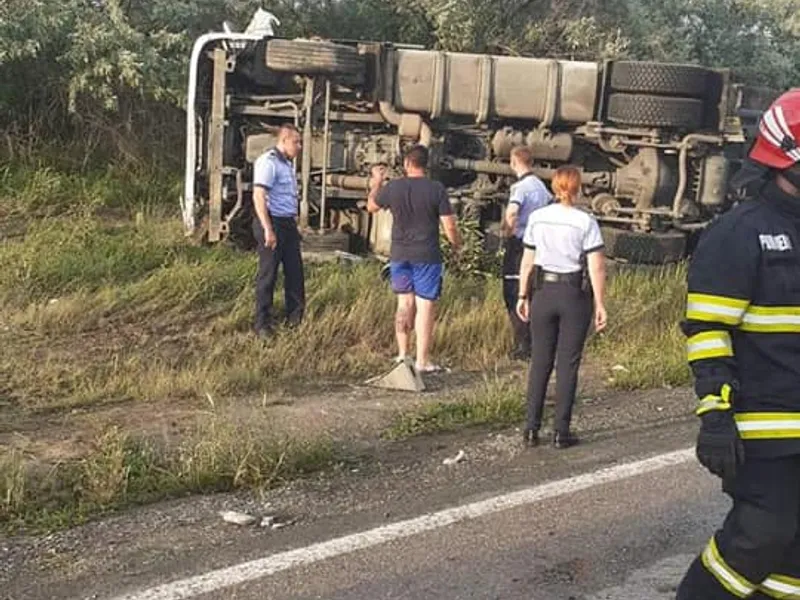 Ce a rămas dintr-o mașină în urma unui impact cu o cisternă. / Foto: Info Trafic 24, Facebook