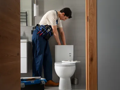 Instalator la un vas de toaletă - Foto: Magnific.com (Imagine cu rol ilustrativ)