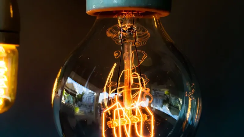 Clienții Hidroelectrica vor plăti facturi mai mari la curent - Foto: Unsplash/Christian Dubovan