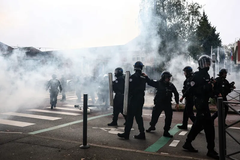 Violențe la protestele elevilor din Franța