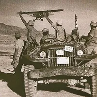 Trupele israeliene salutând un avion francez, în timpul conflictului cu Egiptul, din 1956.
