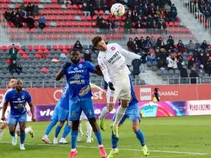 Ce se întâmplă la o echipă din Superliga. Salarii dubioase și antrenamente pe terenurile unui șef FRF