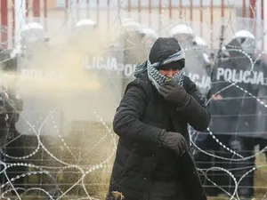 Forțele poloneze au folosit gaze lacrimogene împotriva migranților/foto: getty