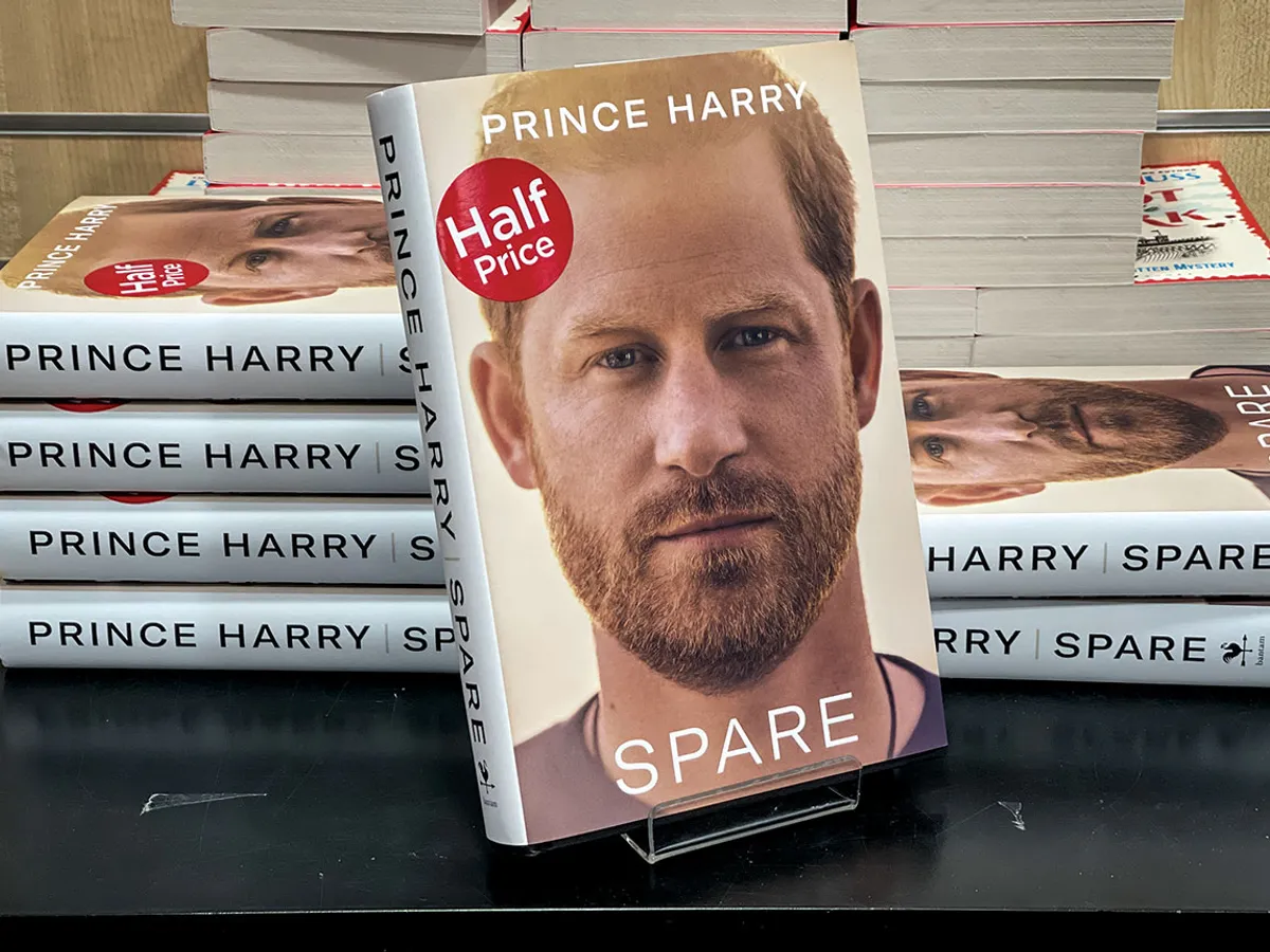 Cartea de memorii Spare a prințului Harry conține afirmații cu privire la tratamentul aplicat de familia regală soției sale Meghan (în dreapta, alături de Harry)