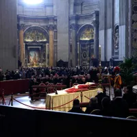 Papa Benedict al XVI-lea, condus pe ultimul drum la Vatican. Papa Francisc va prezida funeraliile - FOTO: Profimedia