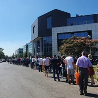 Așteptarea pentru intrarea în sediul DRPCIV București este de circa 30 de minute pentru cei fără programare online Foto: Newsweek România