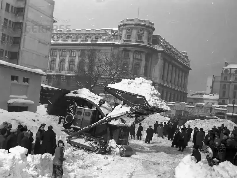 Capitala în 1954, sub 5 metri de zăpadă. - Foto: Agerpres