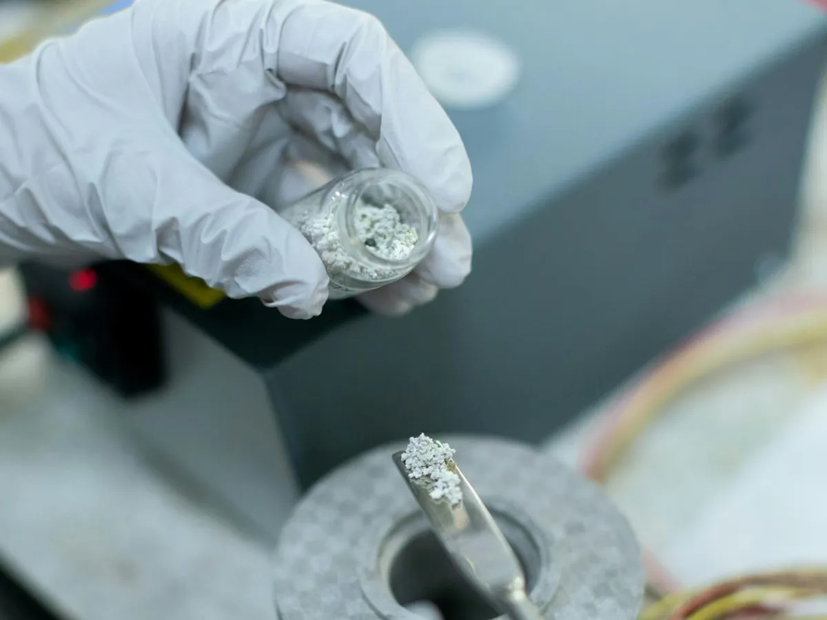 O mică modificare a designului bateriilor litiu-ion ar putea reduce numărul incendiilor produse de acestea