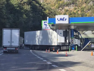 Accident grav într-o benzinărie de pe Valea Oltului. Un camion a lovit pompele de carburant - Foto; News.ro