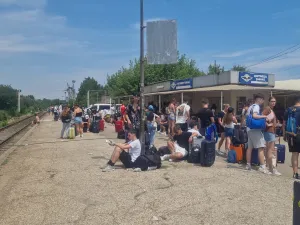 Haos în Costinești după Beach Please. Tinerii așteaptă trenul chiar pe șine pentru a merge acasă - Foto: Observator (imagine cu rol ilustrativ)