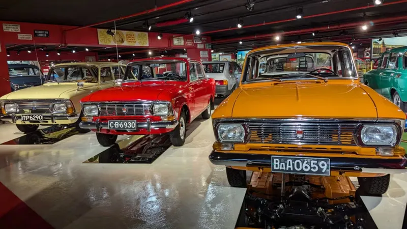 Incursiune în lumea mașinilor din epoca URSS: Lada, Dacia, GAZ, Wartburg, Skoda, Volga - Foto: autoweek.com/Murilee Martin