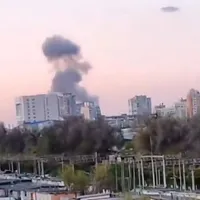 Fumul se ridică deasupra centrului orașului Kiev/FOTO: Twitter