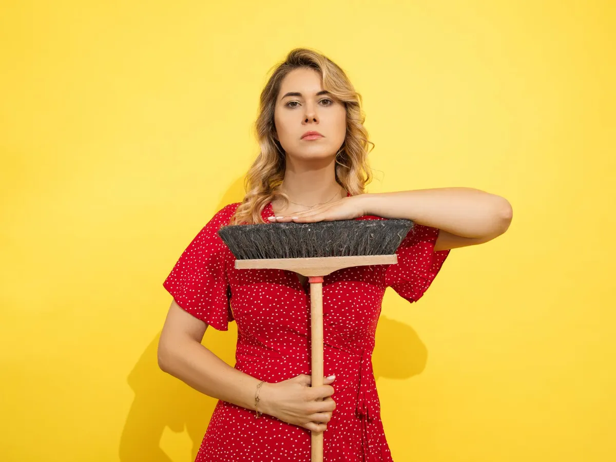 Femeie cu mătura în mână - Foto: Magnific.com (Imagine cu rol ilustrativ)