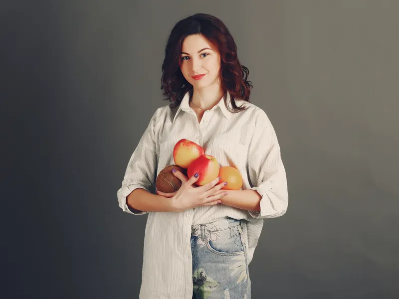 Fructul toamnei cu păr care produce tone de colagen și te scapă de răceală. Îl iei din copac - Foto: Freepik