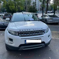 Range Roverul parcat pe trotuar în București- Foto: Facebook/ Ai parcat ca un bou București