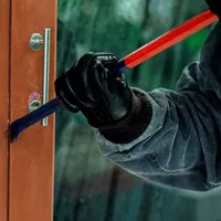 ICCJ: Hoții cu mască sanitară pe față riscă condamnarea la forma agravantă a infracţiunii. / Foto: safewise.com