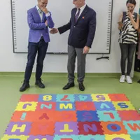 Cîmpeanu și Negoiță, amuzați de mesajul „Puie Monta” la o grădiniță din București- Foto: INQUAM PHOTOS/ Octav Ganea