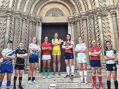 Emilia Vizitiu, în centru, alături de căpitanii celorlalte echipe participante  la Rugby Europe  7’s Trophy