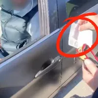 VIDEO Momentul în care mai mulți șoferi dau șpagă polițiștilor de la rutieră. Banii, dați cu actele - Foto: Politia