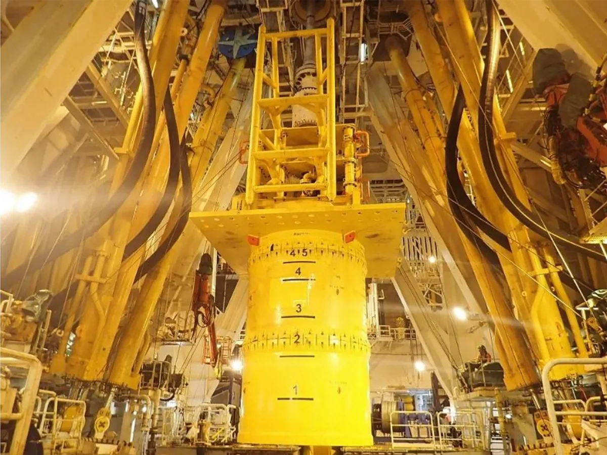 Nava japoneză de foraj de adâncime Chikyu, în largul coastei Minamitorishima, forează după minerale rare - Foto: Profimedia Images