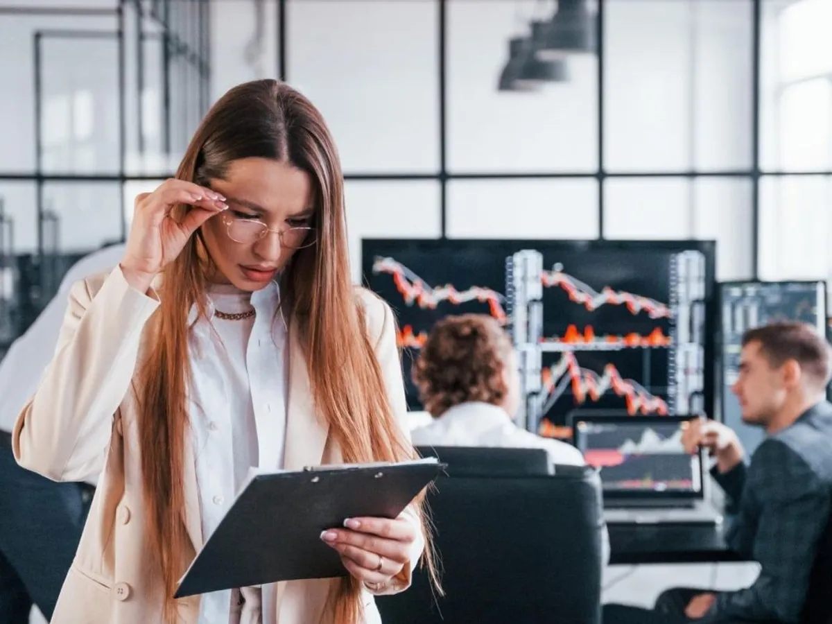 Femeie urmărind grafice cu situaţii statistice complicate - Foto: Freepik/standret