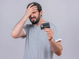 Escrocherie la bacomat în București. Dispozitiv albastru care „a ușurat” un bărbat de 700 lei - Foto: Freepik (Imagine cu rol ilustrativ)